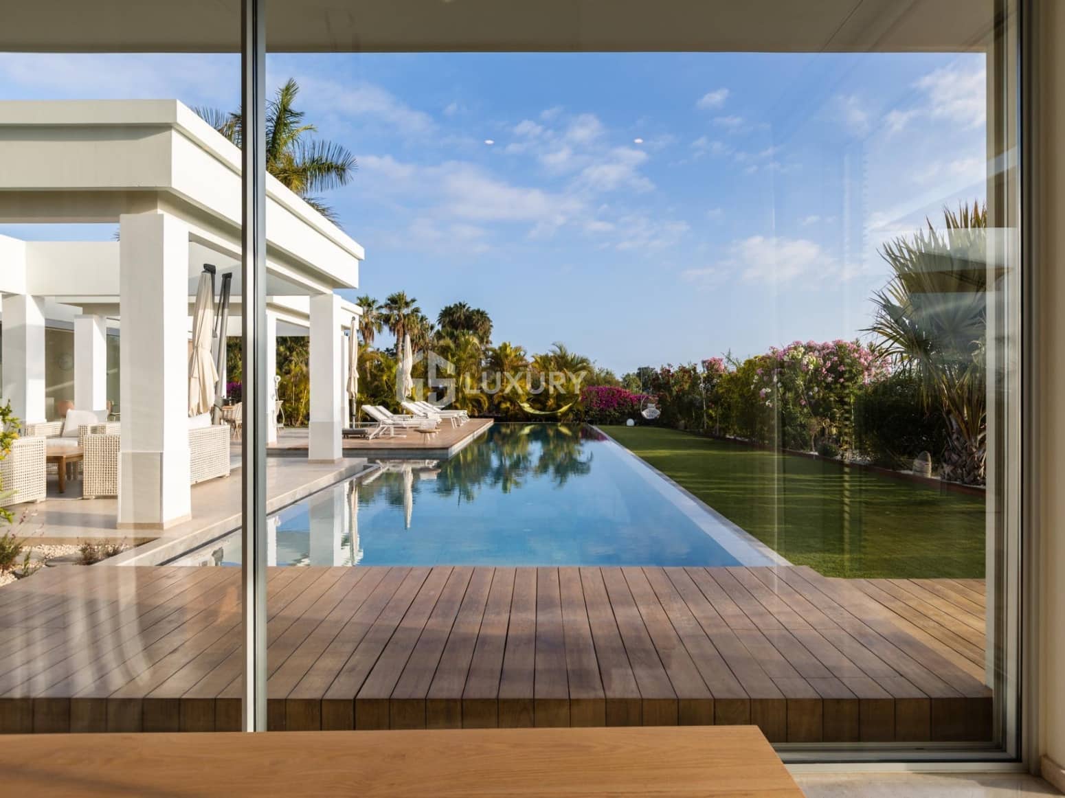 6 bedroom Villa for sale in Guia de Isora with garage - € 8,500,000 (Ref: 9676087)