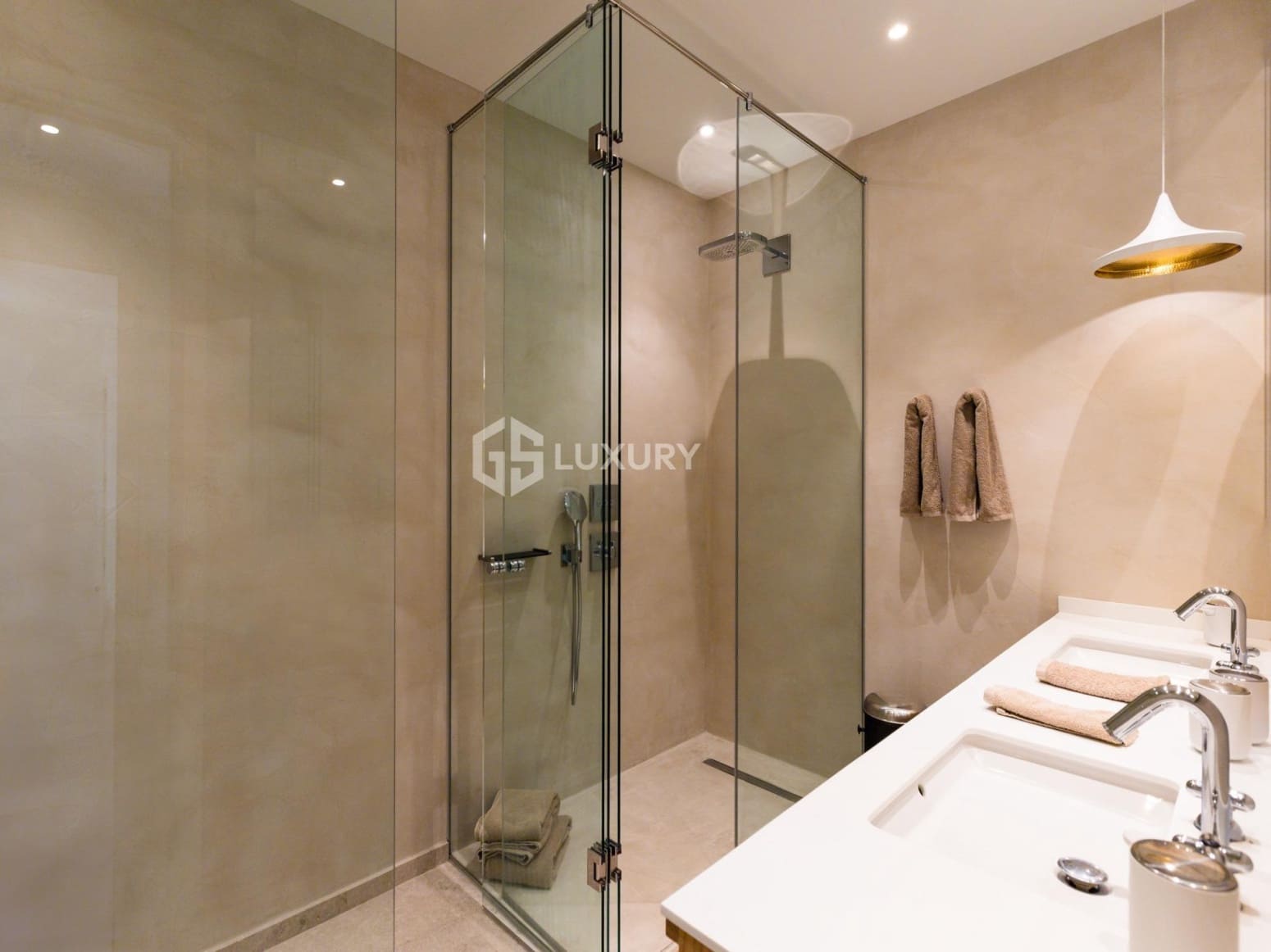 6 bedroom Villa for sale in Guia de Isora with garage - € 8,500,000 (Ref: 9676087)