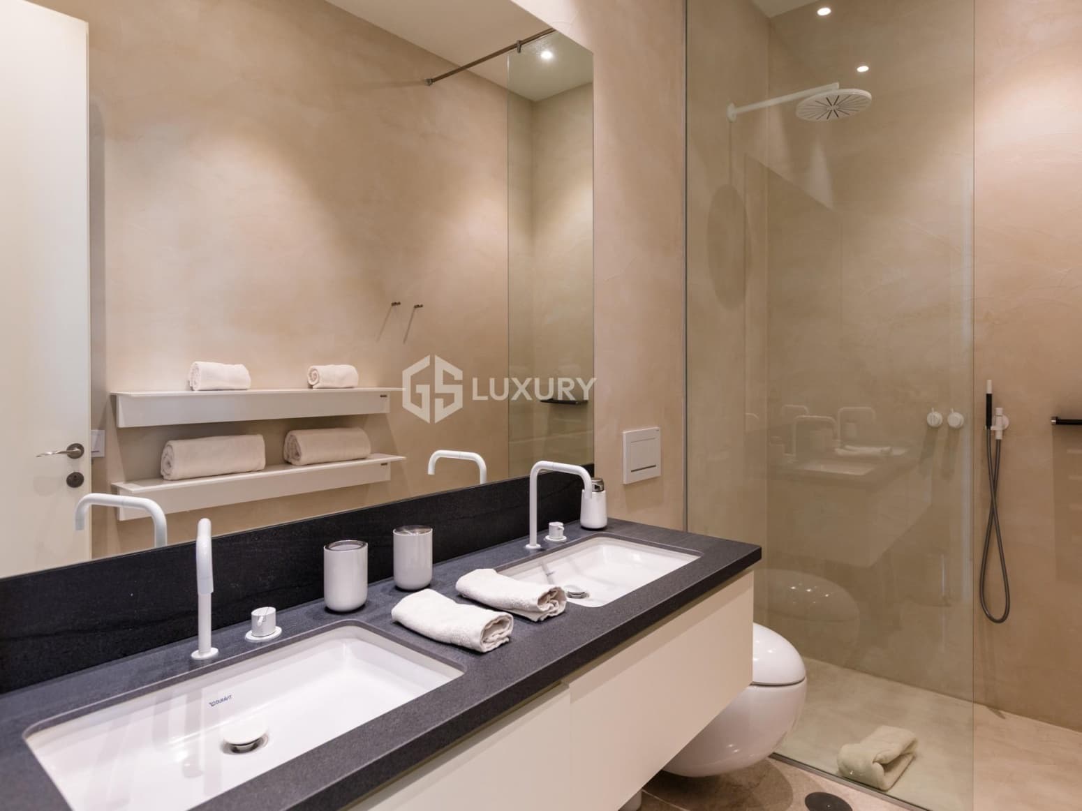 6 bedroom Villa for sale in Guia de Isora with garage - € 8,500,000 (Ref: 9676087)