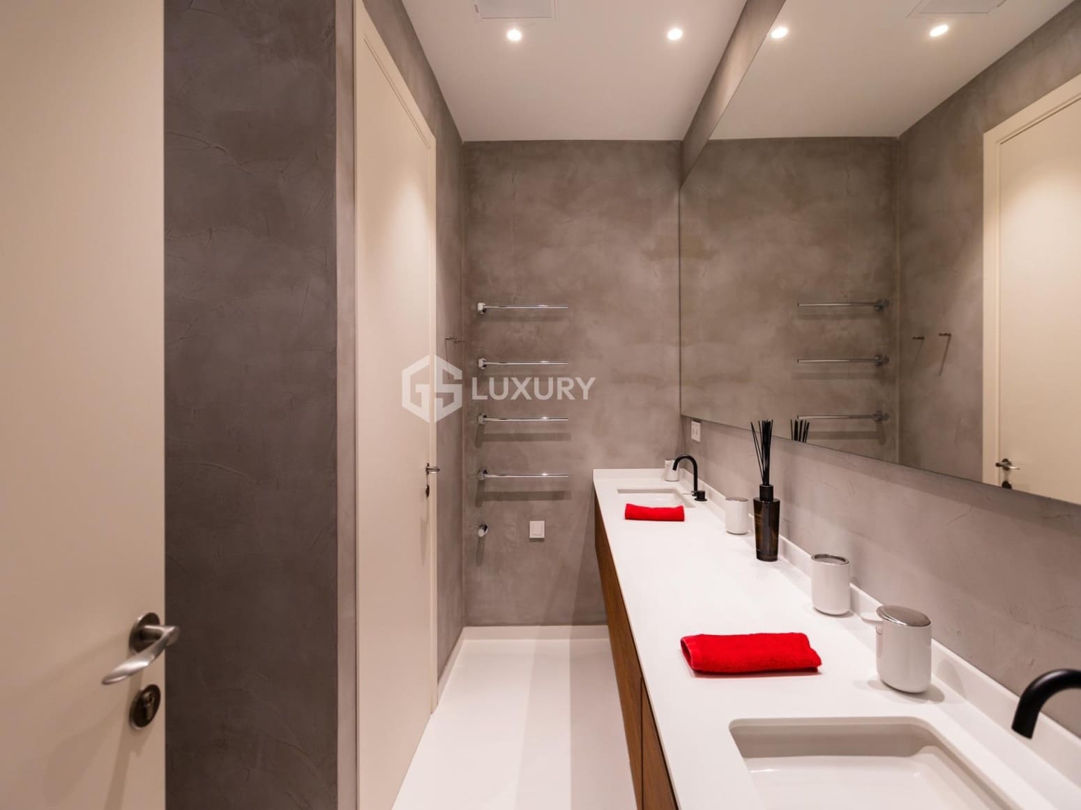 6 bedroom Villa for sale in Guia de Isora with garage - € 8,500,000 (Ref: 9676087)