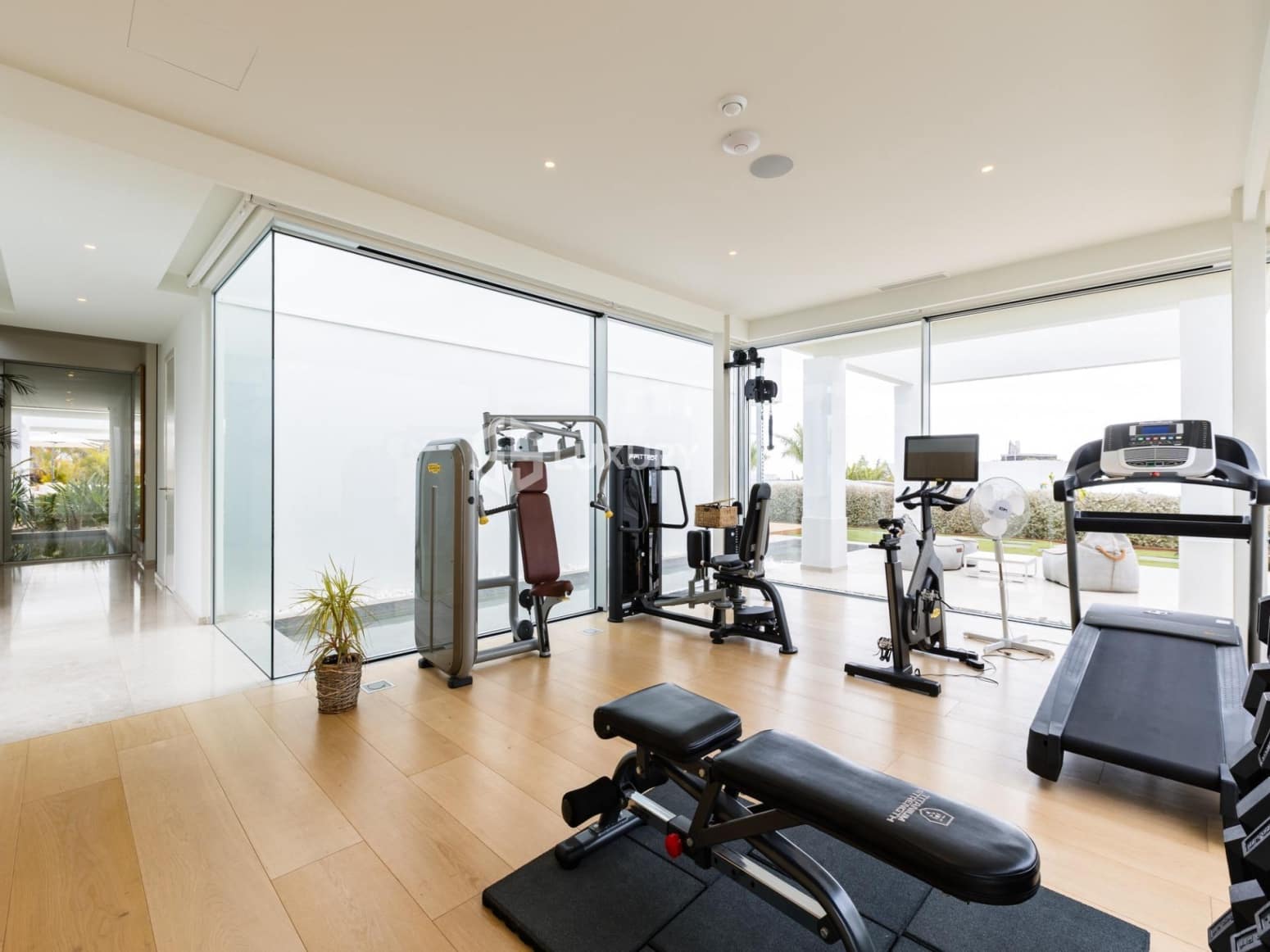 6 bedroom Villa for sale in Guia de Isora with garage - € 8,500,000 (Ref: 9676087)