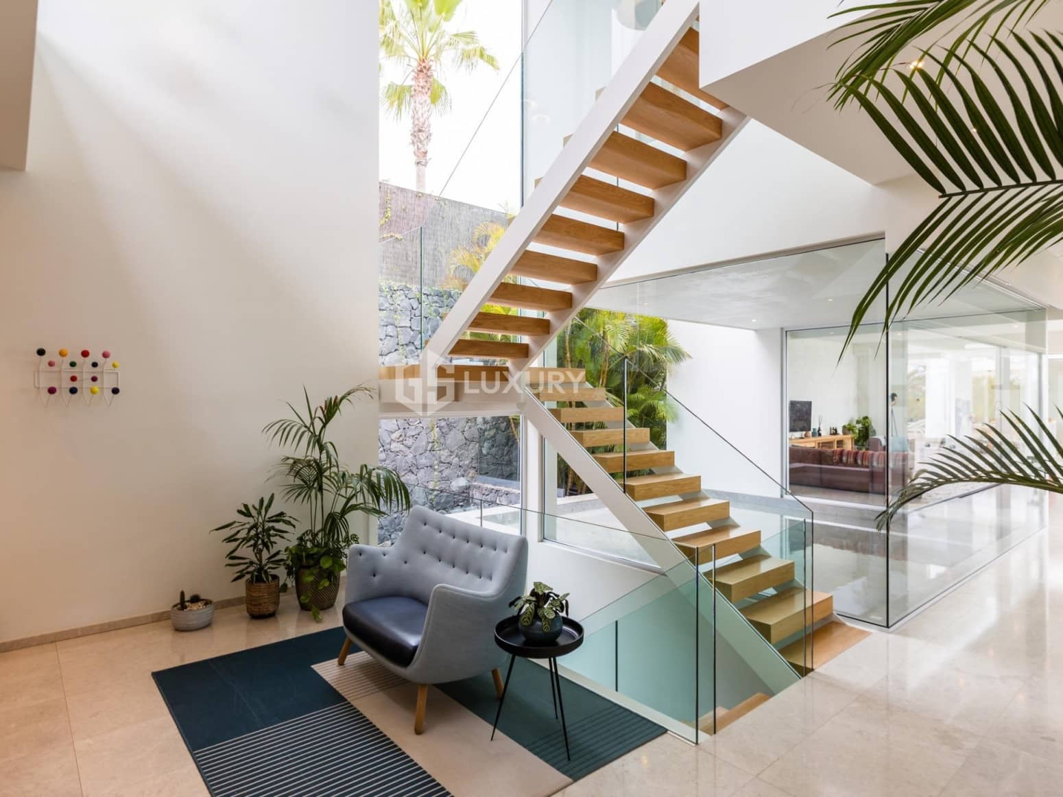 6 bedroom Villa for sale in Guia de Isora with garage - € 8,500,000 (Ref: 9676087)