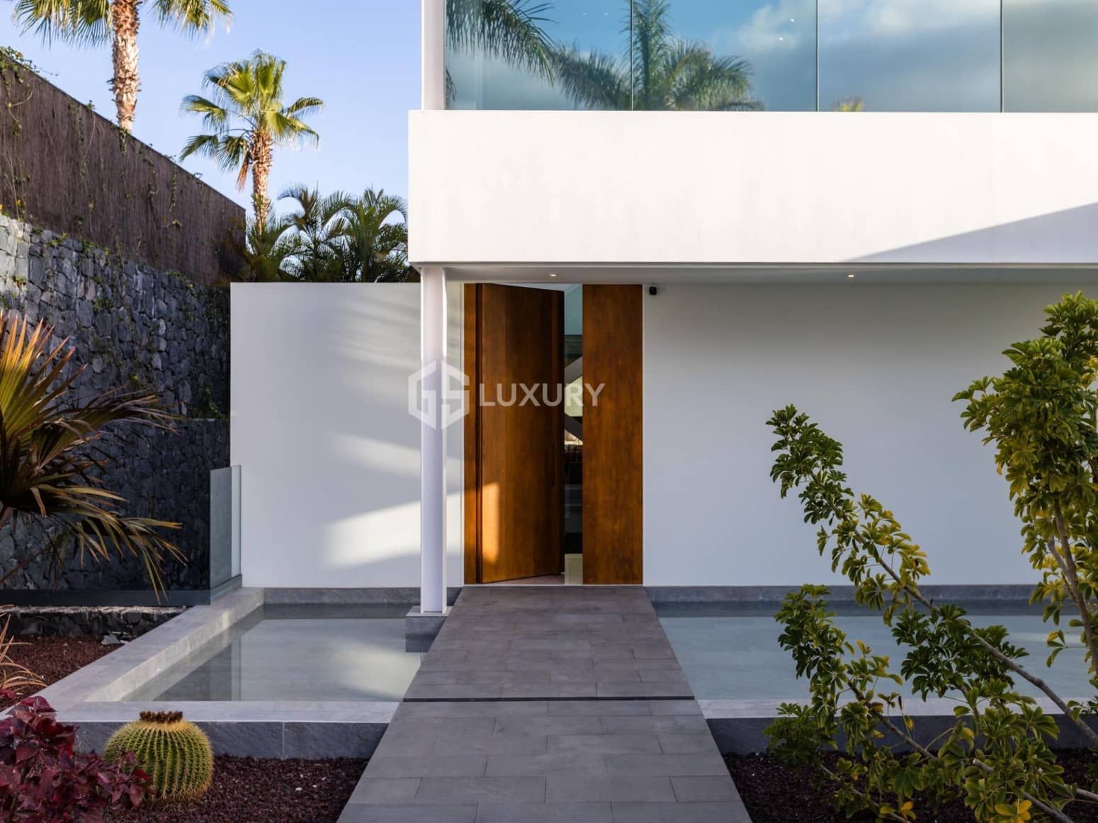 6 bedroom Villa for sale in Guia de Isora with garage - € 8,500,000 (Ref: 9676087)