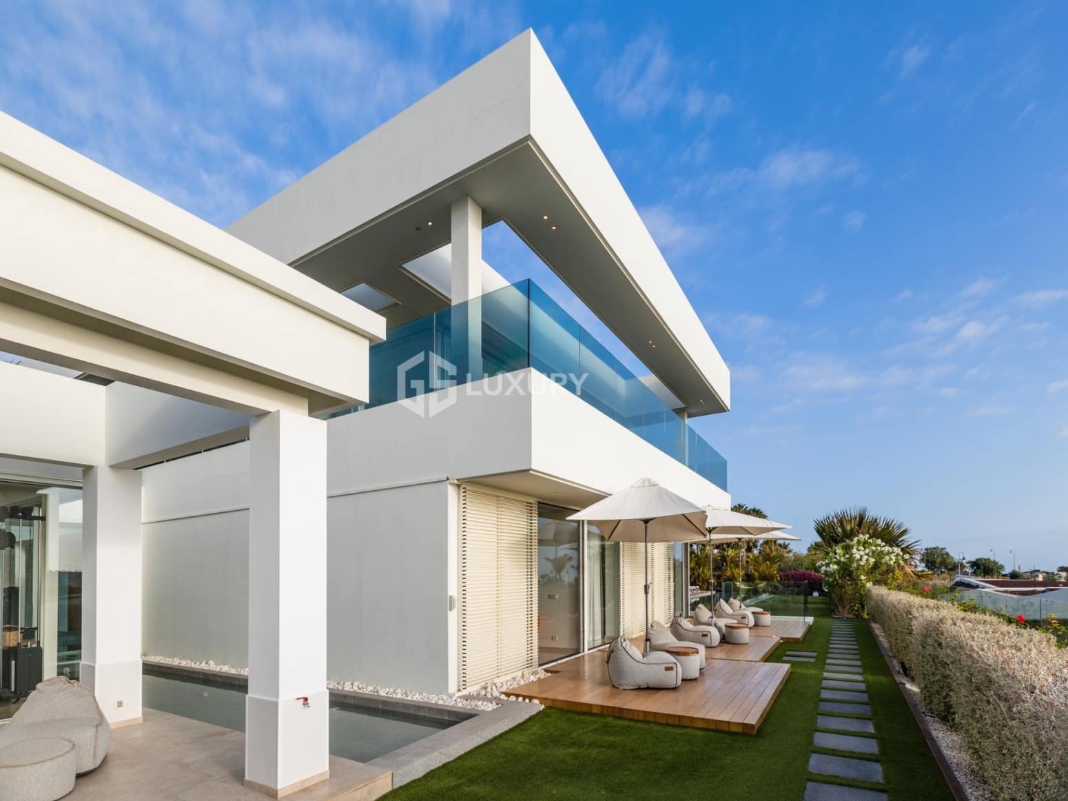 6 bedroom Villa for sale in Guia de Isora with garage - € 8,500,000 (Ref: 9676087)