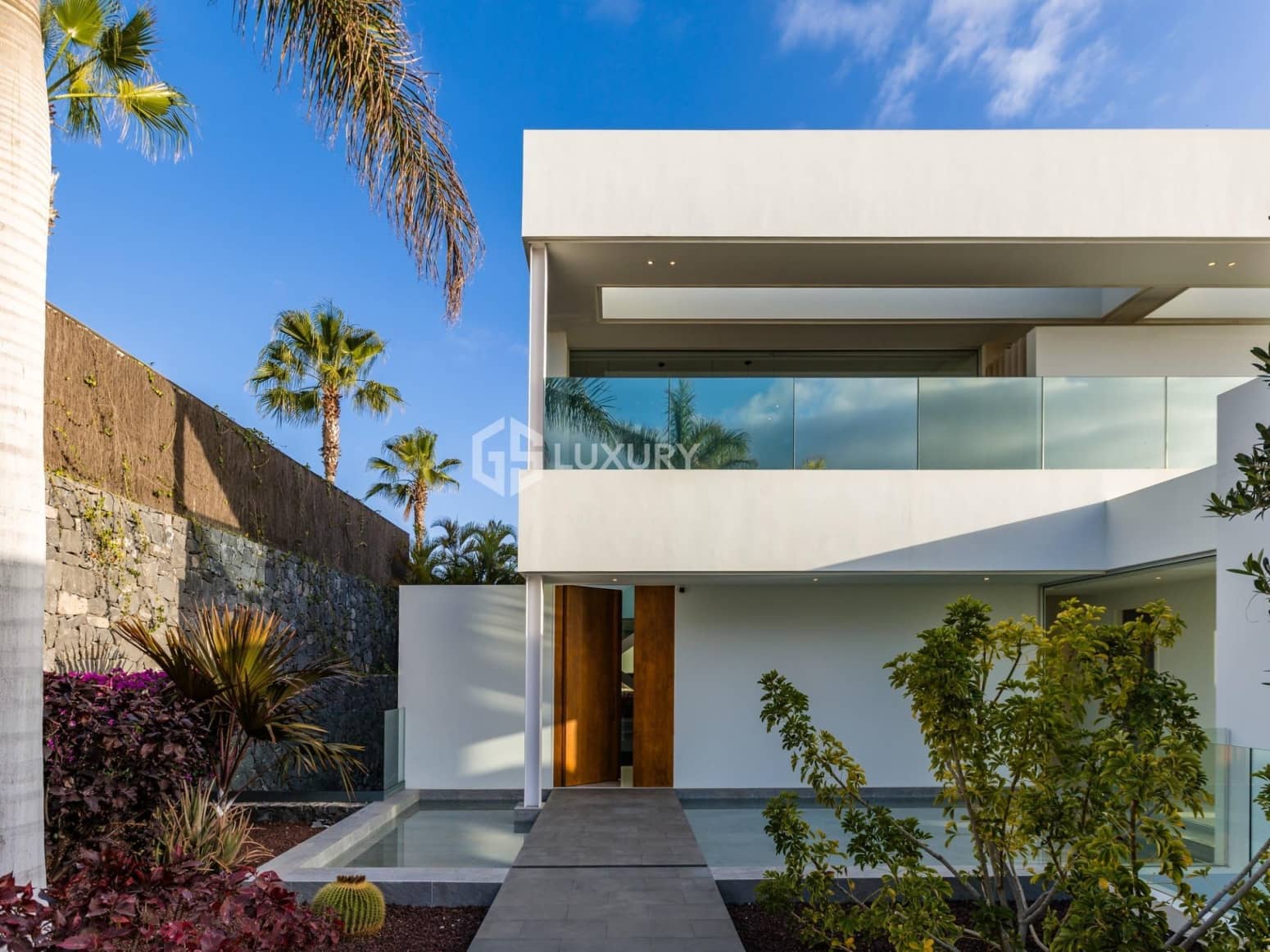 6 bedroom Villa for sale in Guia de Isora with garage - € 8,500,000 (Ref: 9676087)