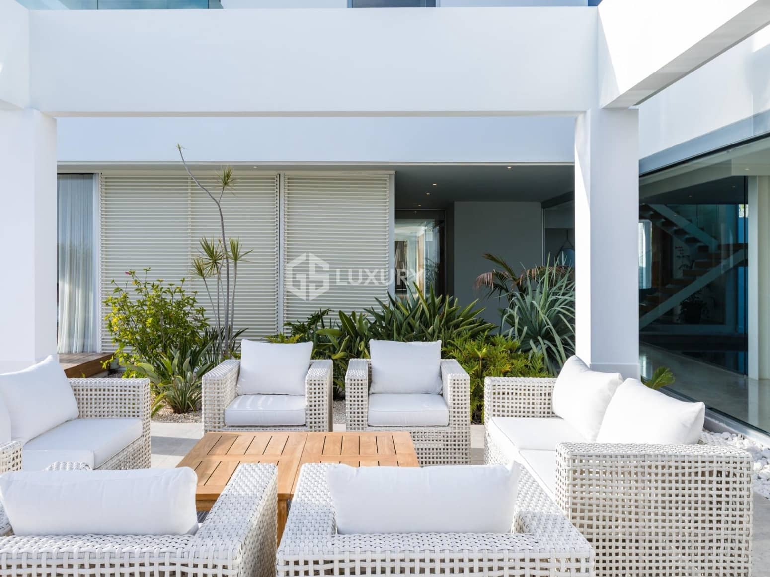 6 bedroom Villa for sale in Guia de Isora with garage - € 8,500,000 (Ref: 9676087)