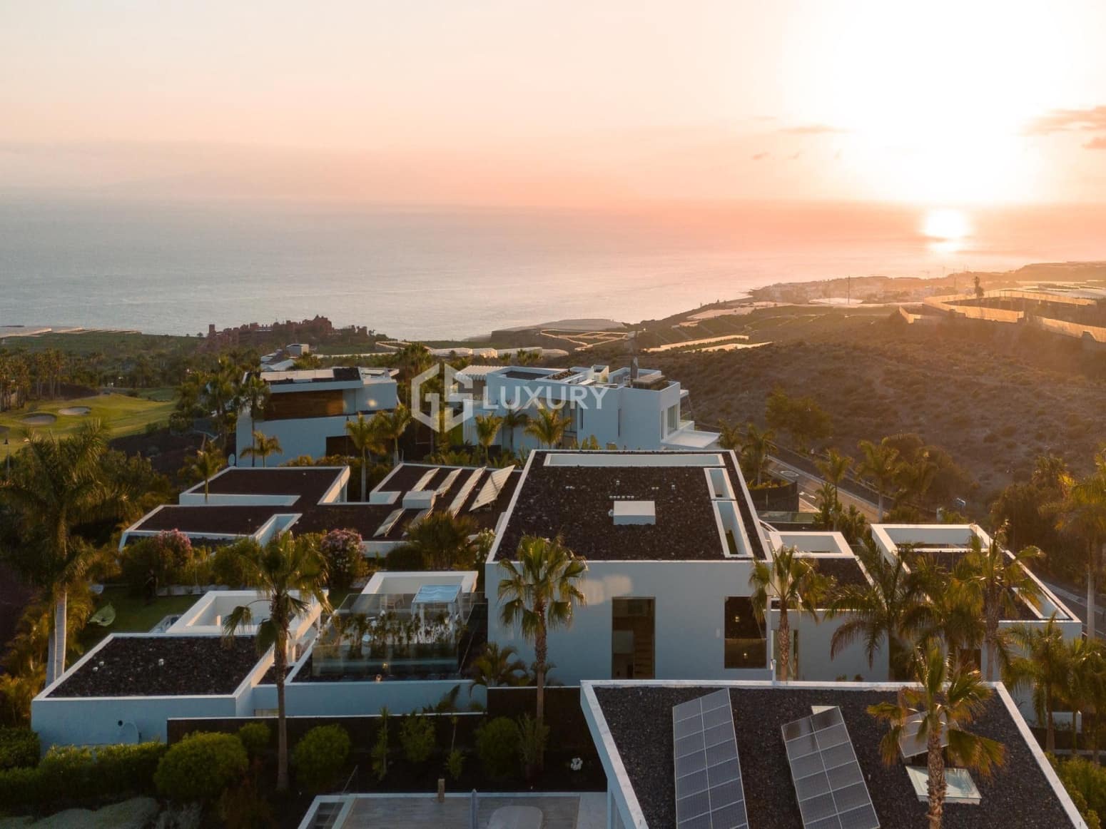 6 bedroom Villa for sale in Guia de Isora with garage - € 8,500,000 (Ref: 9676087)