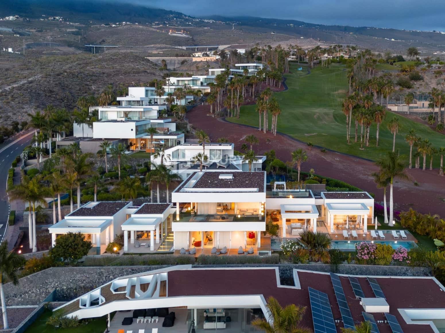 6 bedroom Villa for sale in Guia de Isora with garage - € 8,500,000 (Ref: 9676087)