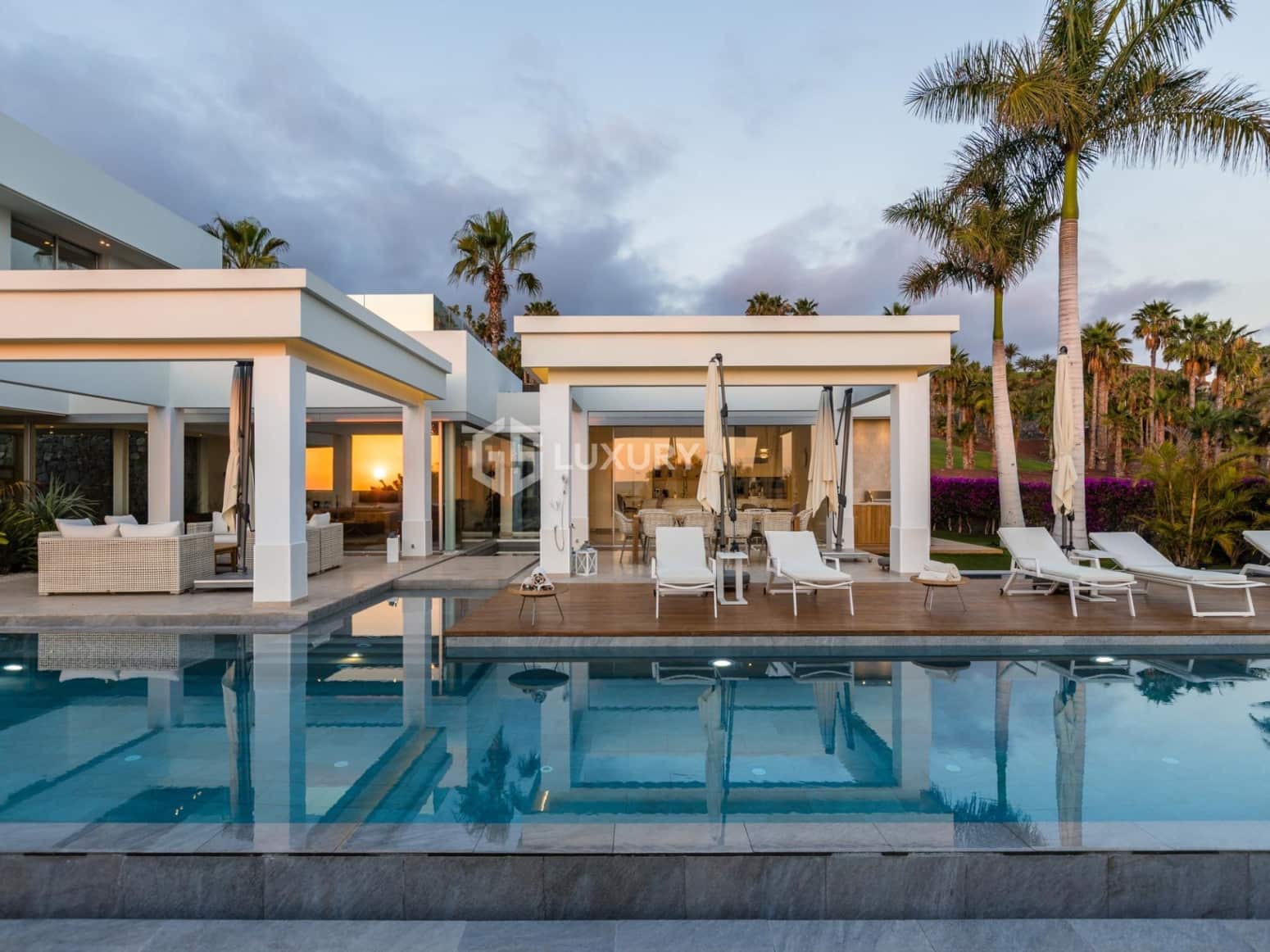 6 bedroom Villa for sale in Guia de Isora with garage - € 8,500,000 (Ref: 9676087)