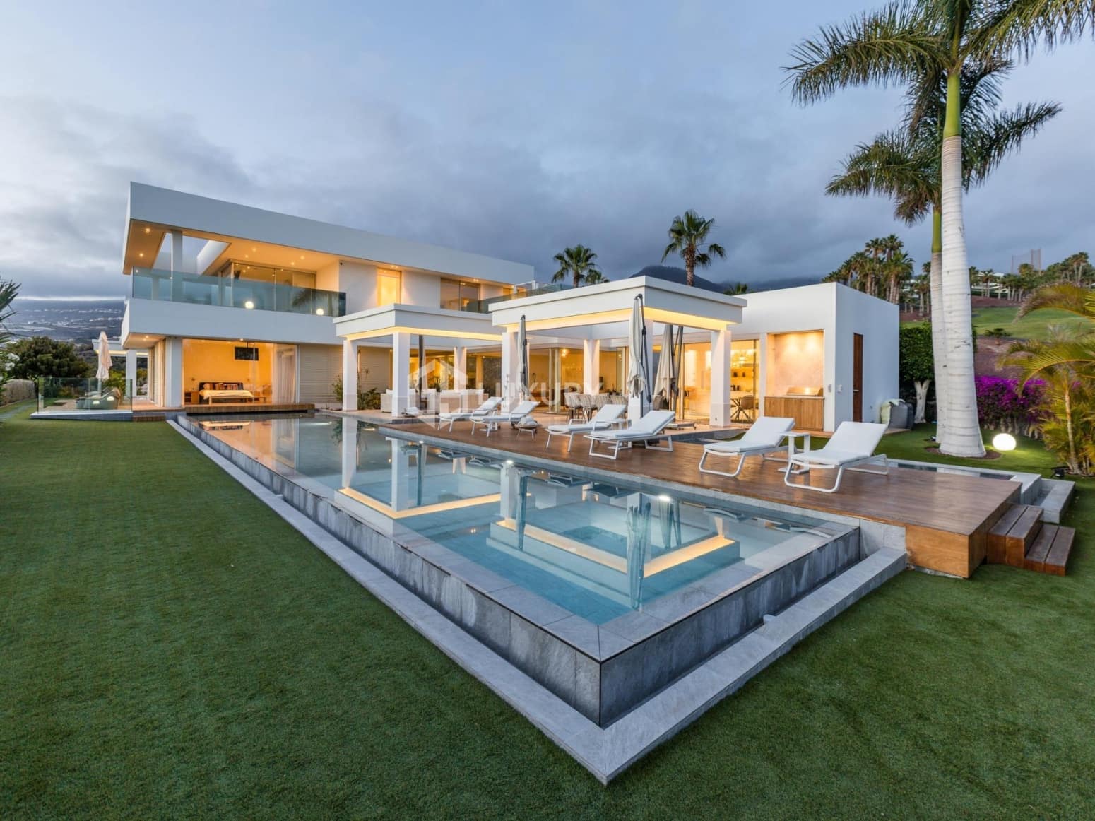 6 bedroom Villa for sale in Guia de Isora with garage - € 8,500,000 (Ref: 9676087)