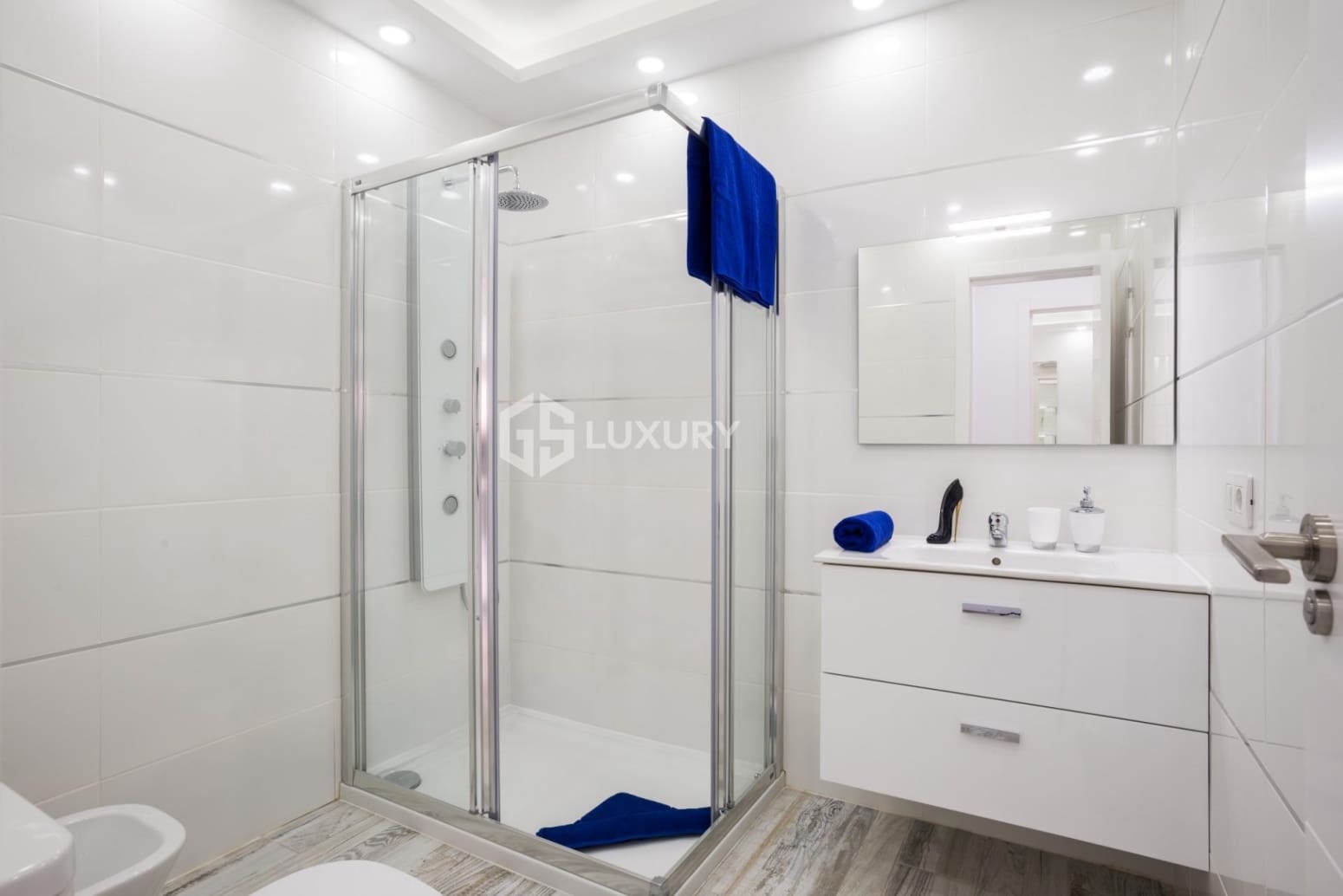 5 bedroom Villa for sale in Antigua with garage - € 655,000 (Ref: 9676092)