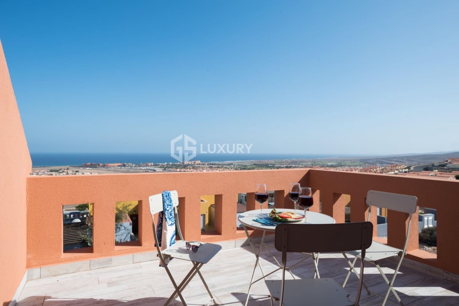 5 bedroom Villa for sale in Antigua with garage - € 655,000 (Ref: 9676092)