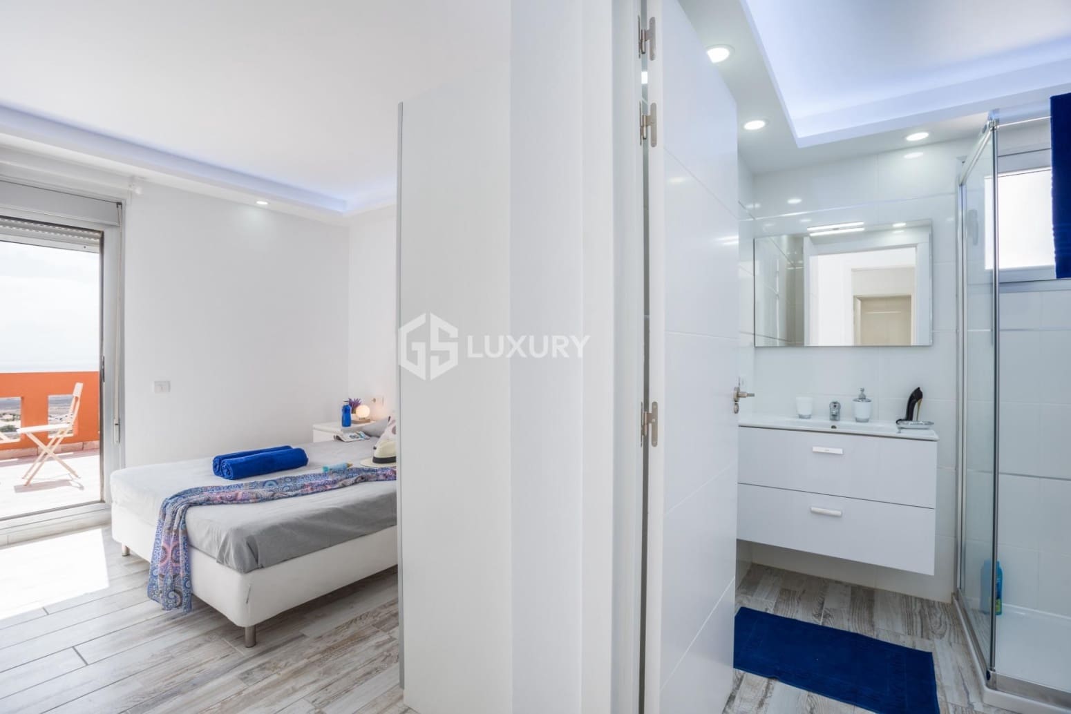 5 bedroom Villa for sale in Antigua with garage - € 655,000 (Ref: 9676092)