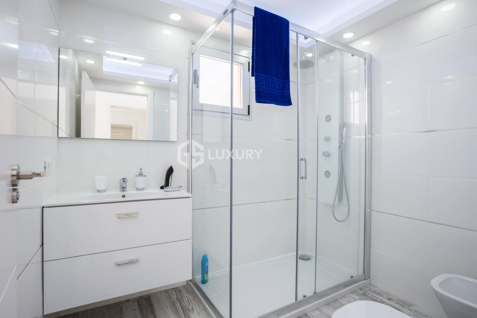 5 bedroom Villa for sale in Antigua with garage - € 655,000 (Ref: 9676092)