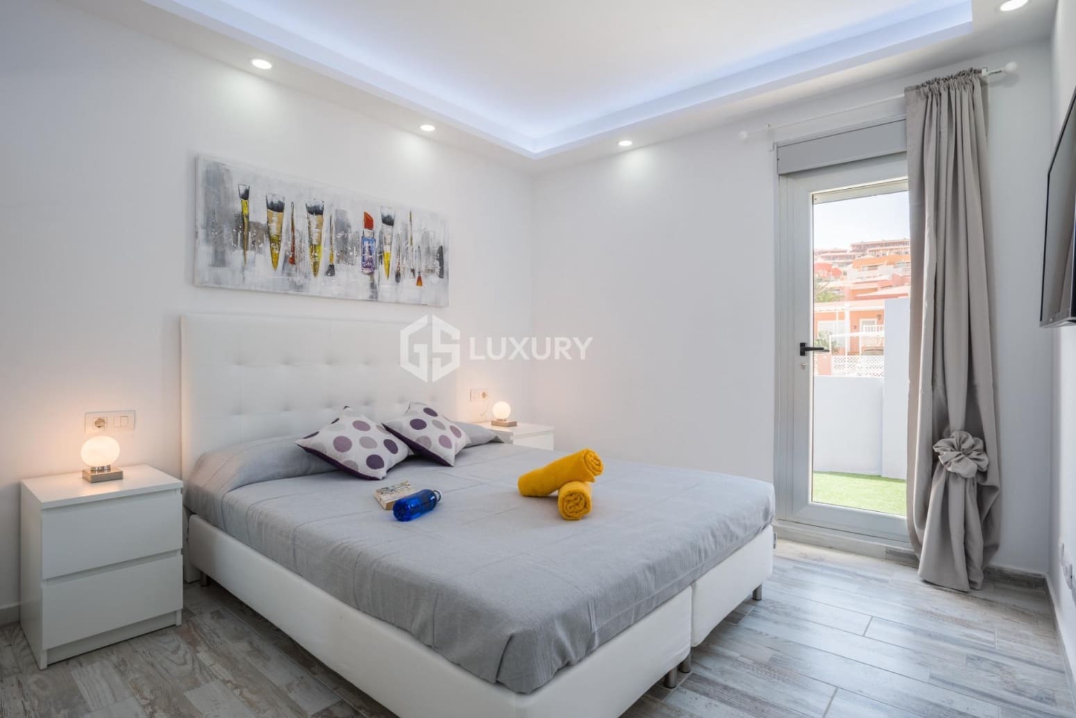 5 bedroom Villa for sale in Antigua with garage - € 655,000 (Ref: 9676092)