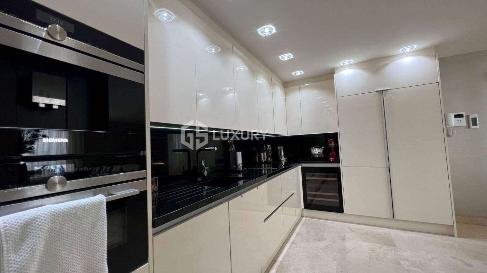 2 makuuhuone Asunto myytävänä paikassa Adeje mukana 
autotalli - 949 000 € (Ref: 9676095)