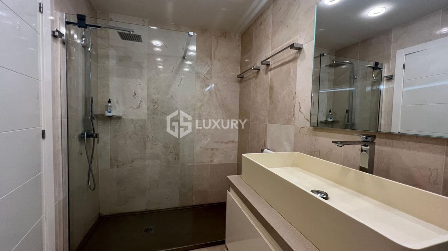 2 makuuhuone Asunto myytävänä paikassa Adeje mukana 
autotalli - 949 000 € (Ref: 9676095)