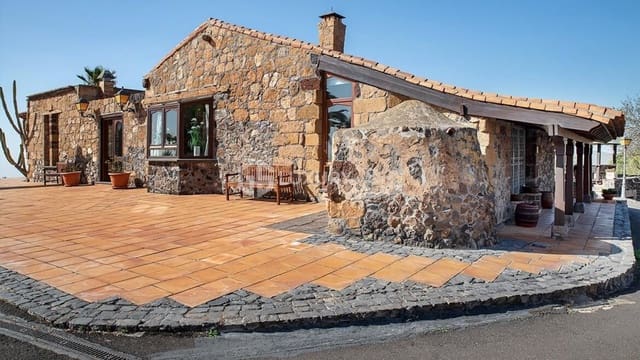 3 slaapkamer Villa te koop in Arona met garage - € 2.800.000 (Ref: 9676101)