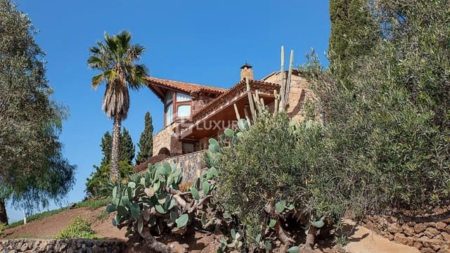 3 slaapkamer Villa te koop in Arona met garage - € 2.800.000 (Ref: 9676101)