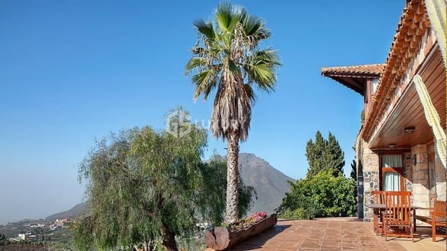 3 slaapkamer Villa te koop in Arona met garage - € 2.800.000 (Ref: 9676101)