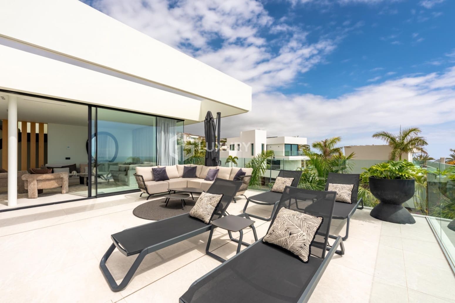 4 bedroom Villa for sale in Guia de Isora with garage - € 4,290,000 (Ref: 9676106)