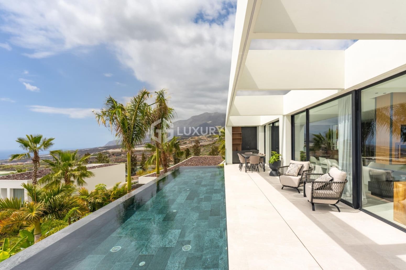 4 bedroom Villa for sale in Guia de Isora with garage - € 4,290,000 (Ref: 9676106)