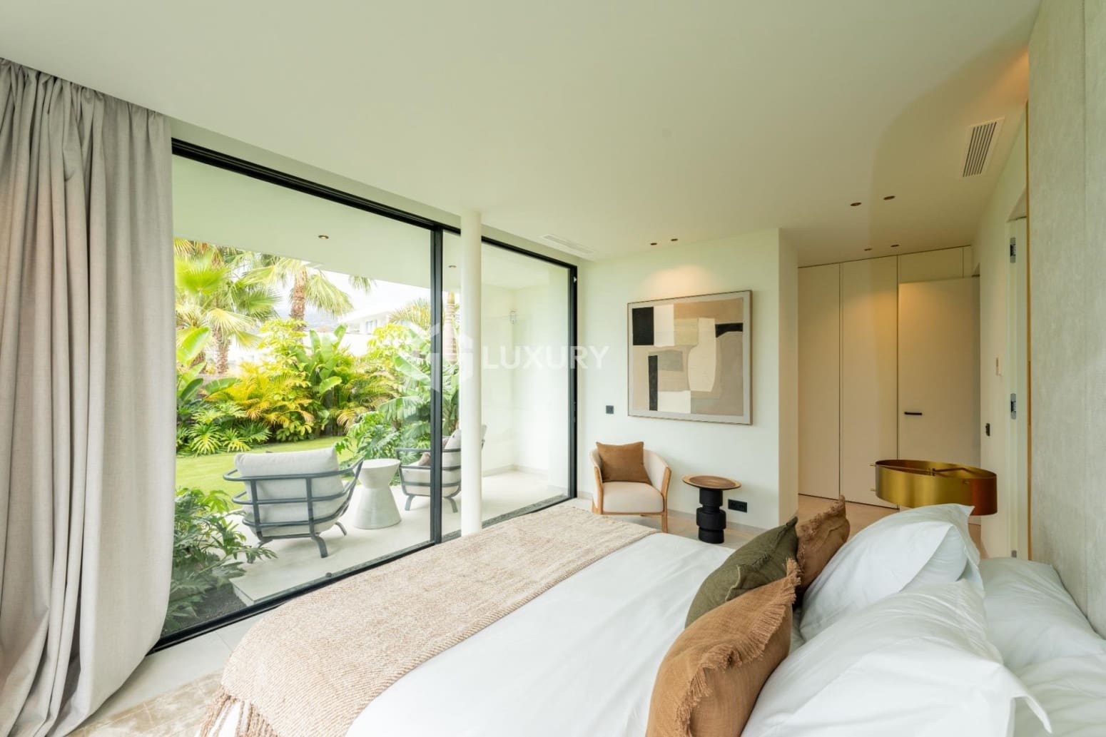 4 bedroom Villa for sale in Guia de Isora with garage - € 4,290,000 (Ref: 9676106)