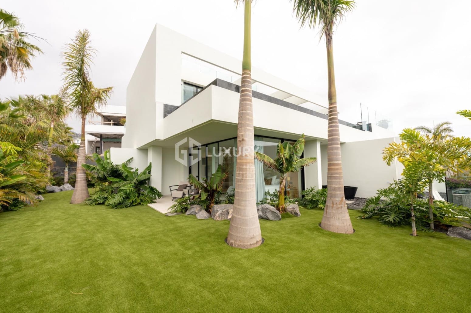 4 bedroom Villa for sale in Guia de Isora with garage - € 4,290,000 (Ref: 9676106)