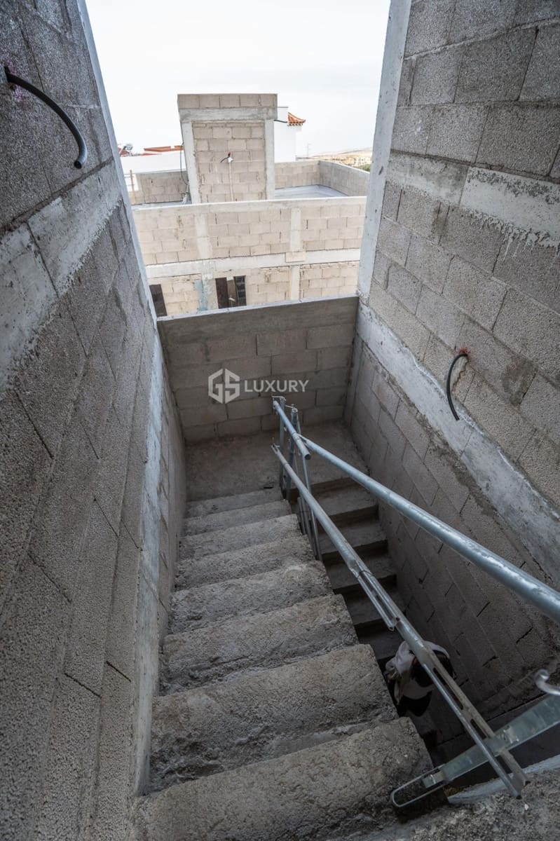 3 bedroom Villa for sale in Guia de Isora with garage - € 1,400,000 (Ref: 9676114)