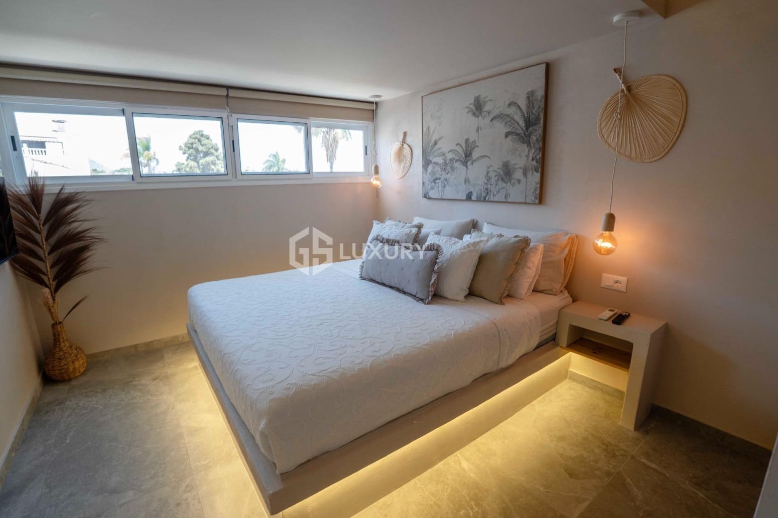 5 bedroom Villa for sale in Arona with garage - € 1,450,000 (Ref: 9676119)