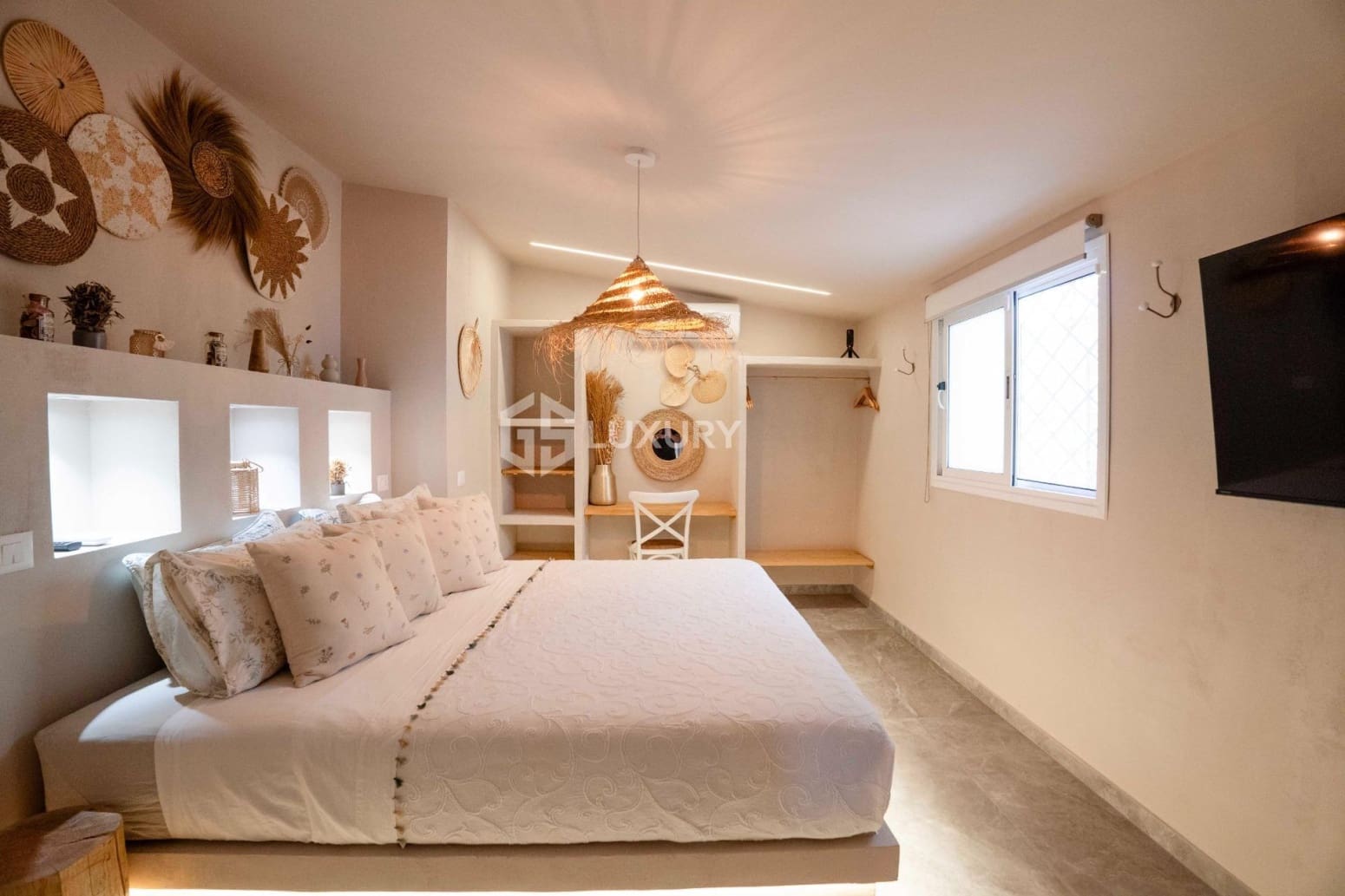 5 bedroom Villa for sale in Arona with garage - € 1,450,000 (Ref: 9676119)