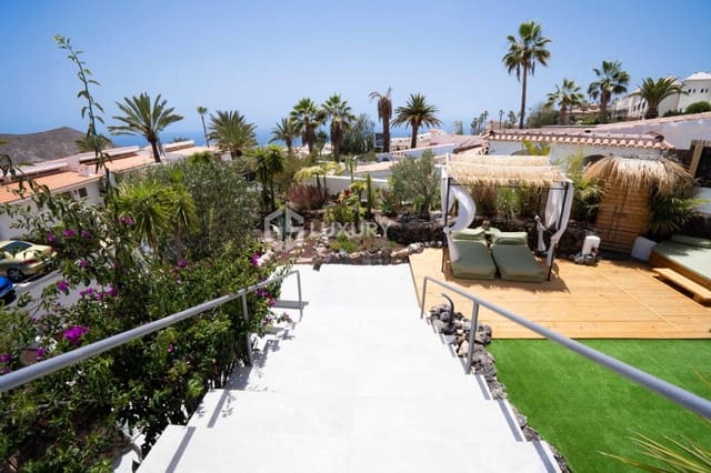 5 bedroom Villa for sale in Chayofa, Arona with garage - € 1,450,000 (Ref: 9676119)