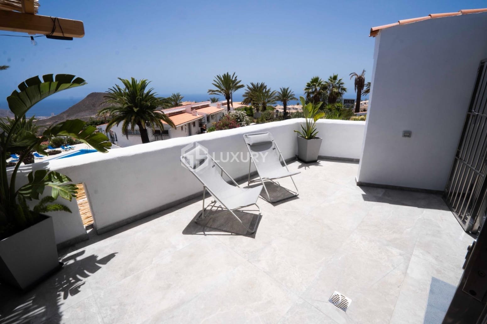 5 bedroom Villa for sale in Arona with garage - € 1,450,000 (Ref: 9676119)