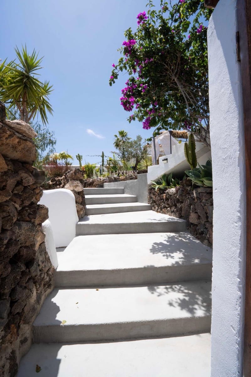 5 bedroom Villa for sale in Arona with garage - € 1,450,000 (Ref: 9676119)