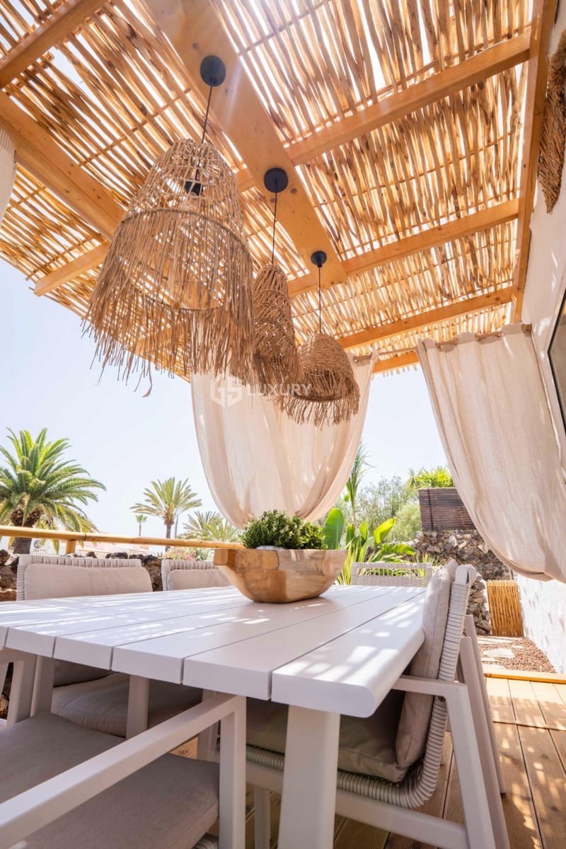 5 bedroom Villa for sale in Arona with garage - € 1,450,000 (Ref: 9676119)