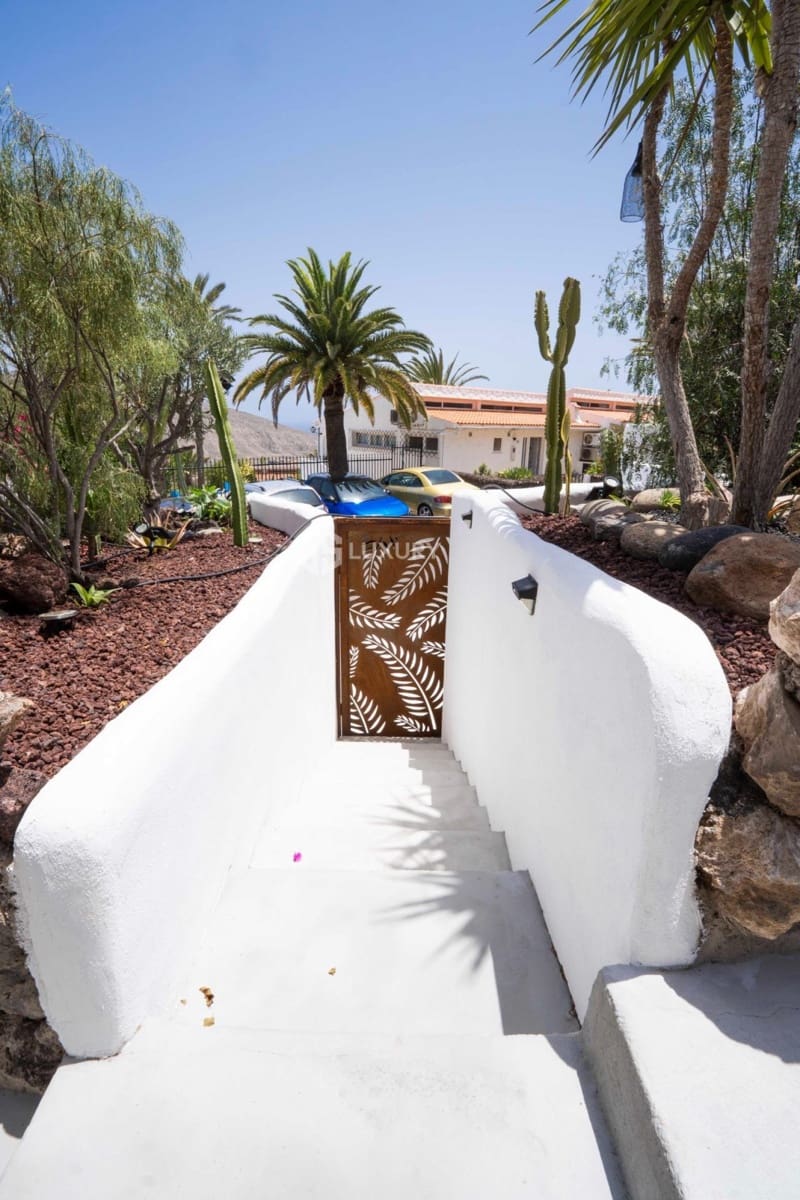 5 bedroom Villa for sale in Arona with garage - € 1,450,000 (Ref: 9676119)