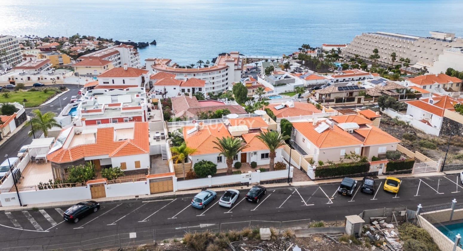 6 bedroom Villa for sale in Santiago del Teide with garage - € 1,280,000 (Ref: 9676125)