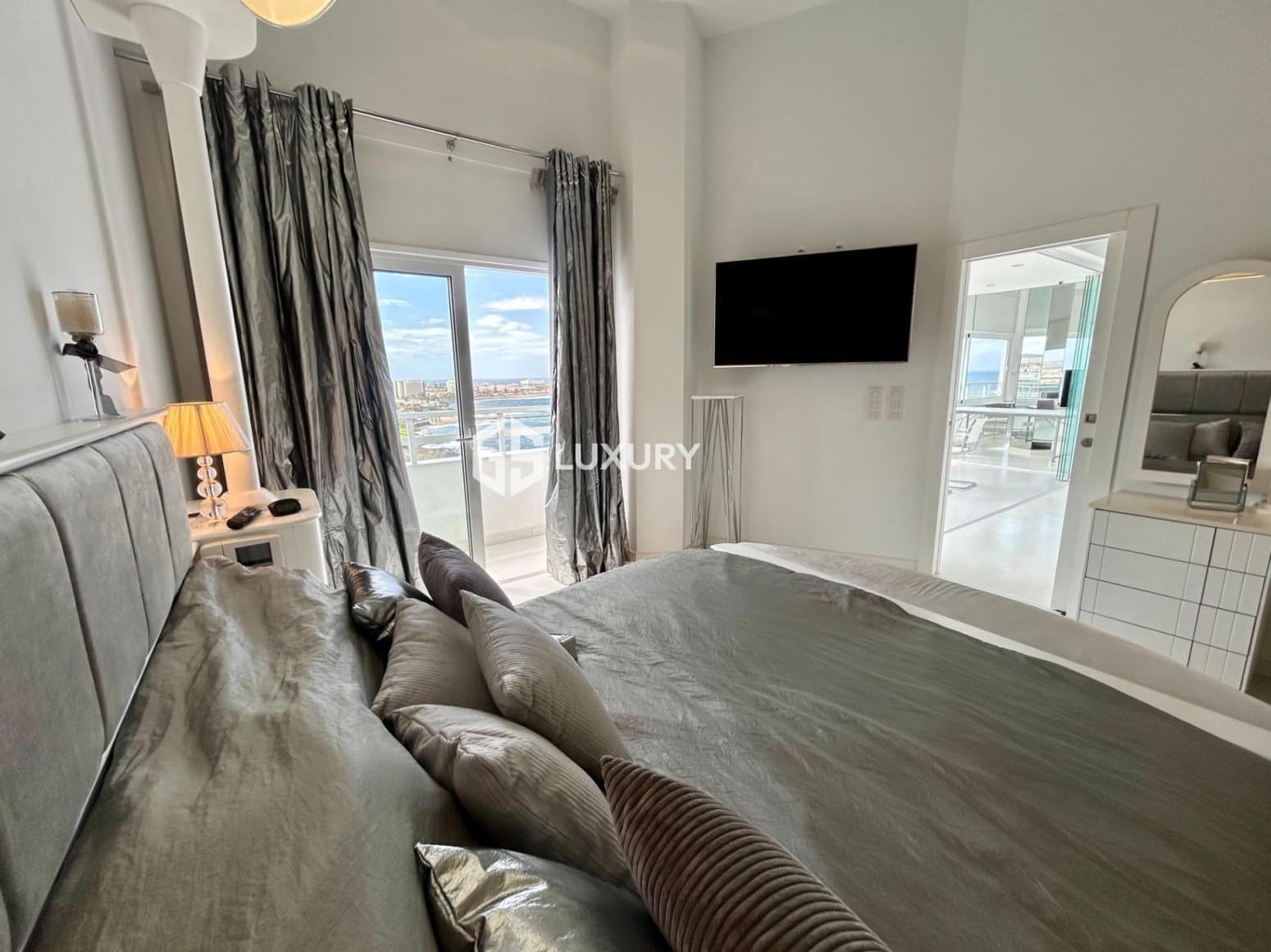 1 bedroom Flat for sale in Adeje with garage - € 1,595,000 (Ref: 9676127)