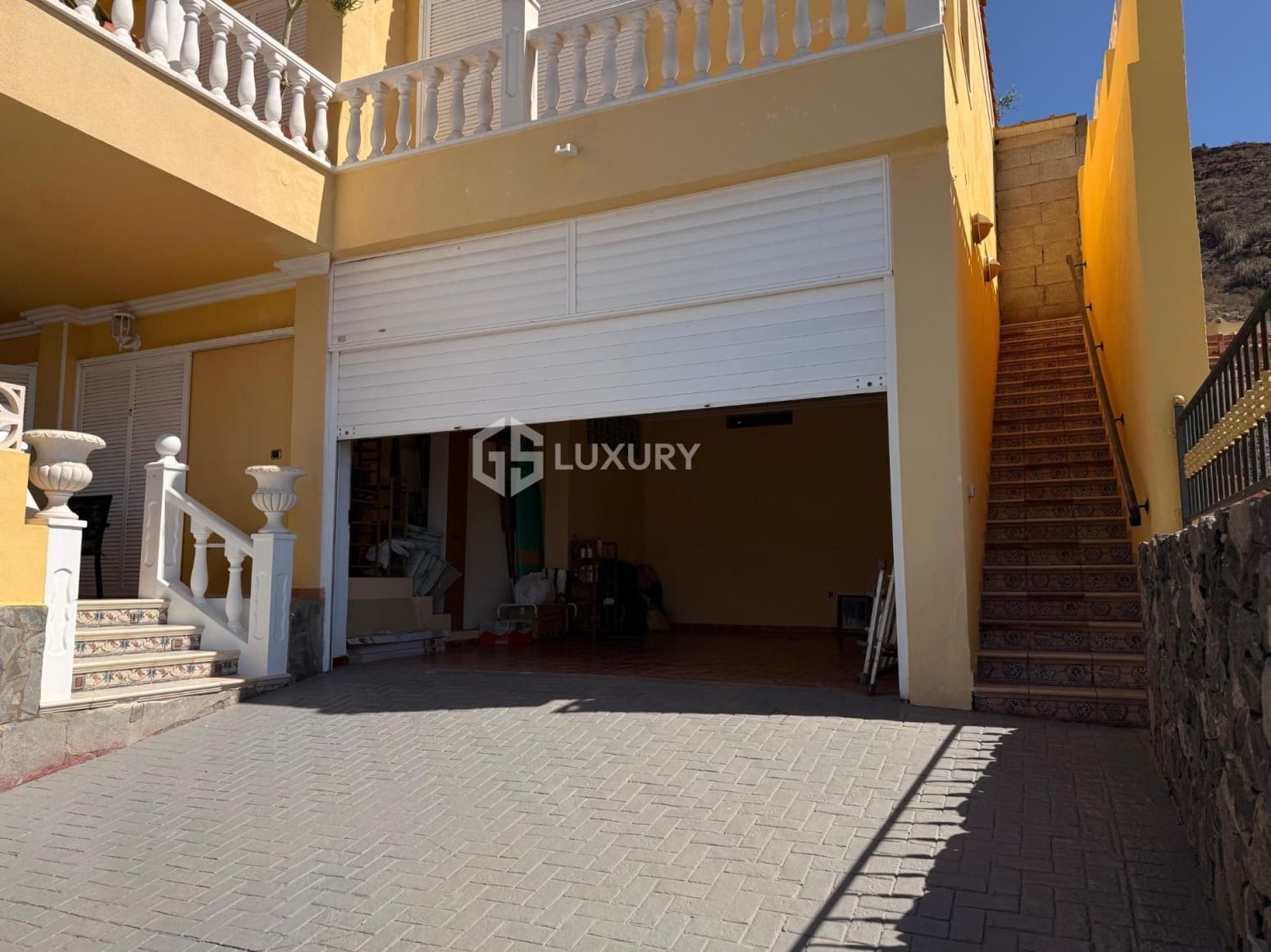 6 bedroom Villa for sale in Adeje with garage - € 1,870,000 (Ref: 9676128)