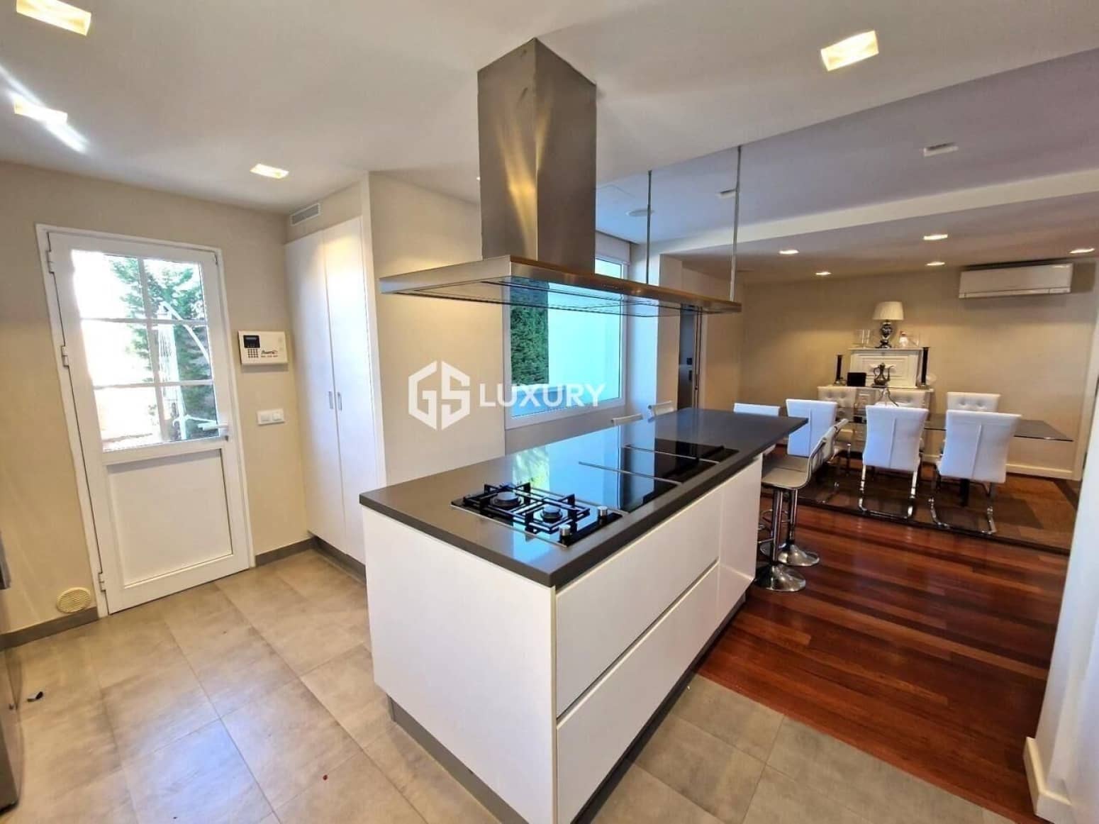 4 bedroom Villa for sale in Adeje with garage - € 1,499,000 (Ref: 9676132)