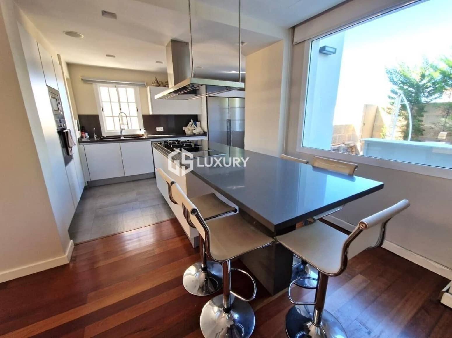 4 bedroom Villa for sale in Adeje with garage - € 1,499,000 (Ref: 9676132)