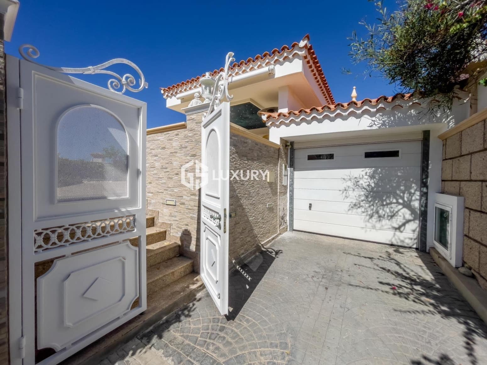 3 bedroom Villa for sale in Adeje with garage - € 2,950,000 (Ref: 9676134)