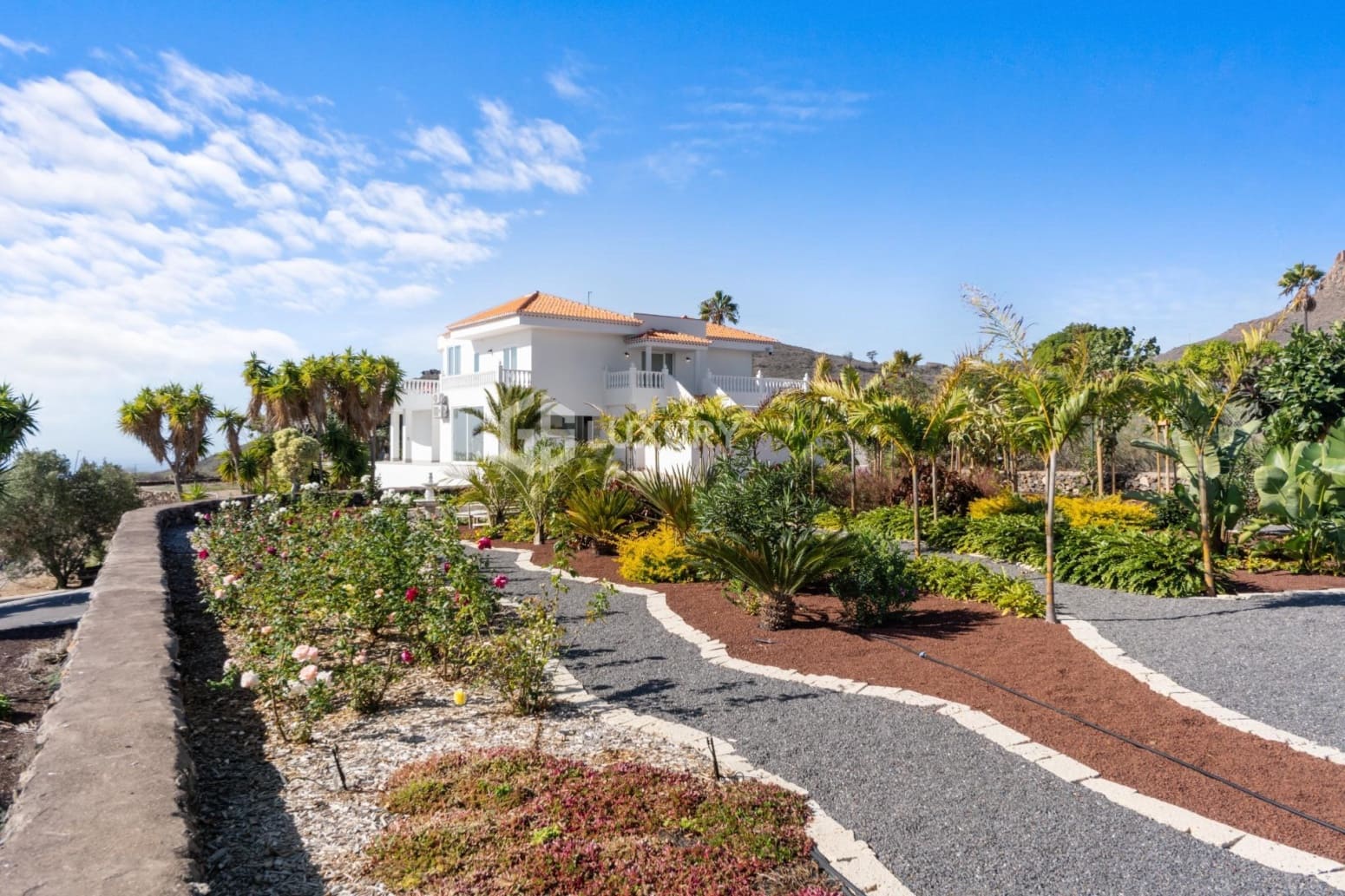 5 bedroom Villa for sale in San Miguel de Abona with garage - € 1,950,000 (Ref: 9676135)