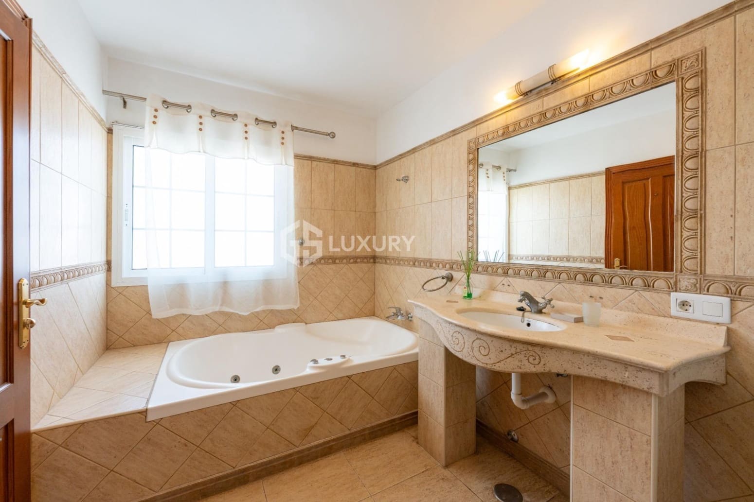 Chalet de 8 habitaciones en San Miguel de Abona en venta con garaje - 1.800.000 € (Ref: 9676146)