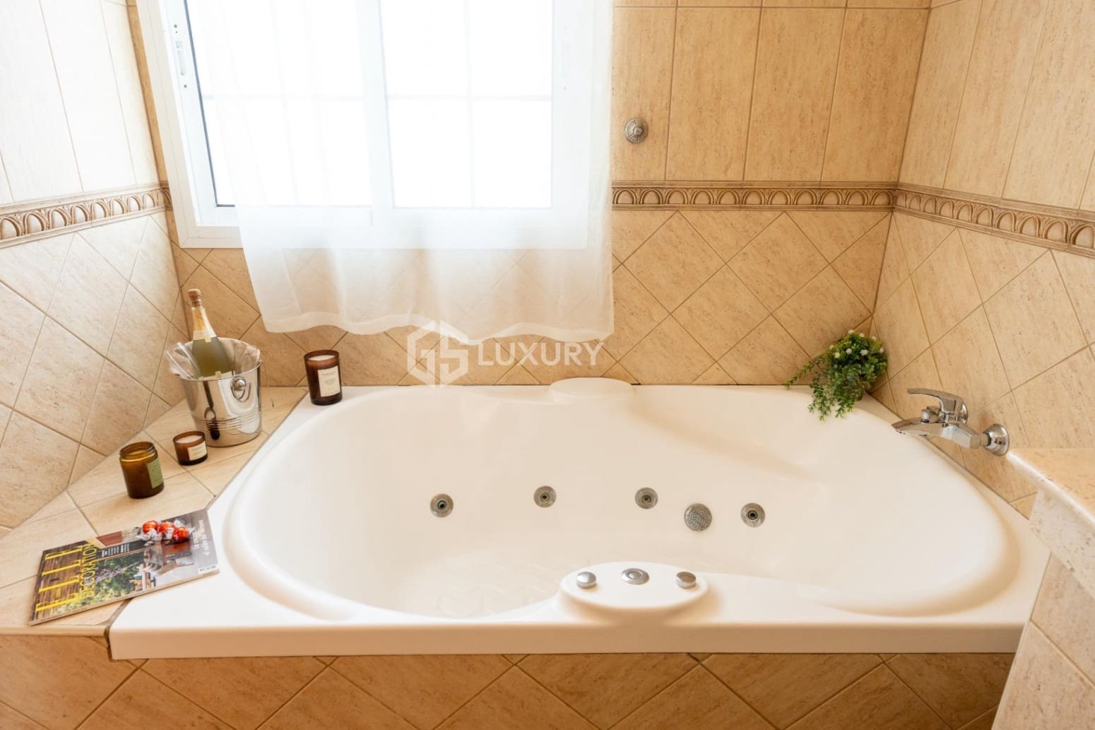 Chalet de 8 habitaciones en San Miguel de Abona en venta con garaje - 1.800.000 € (Ref: 9676146)