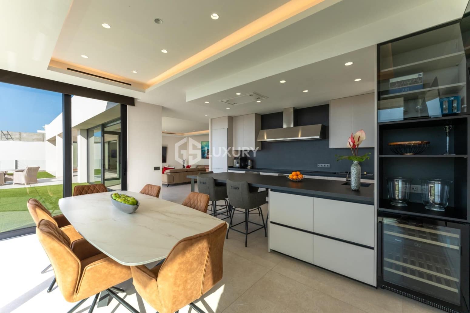 6 bedroom Villa for sale in Adeje with garage - € 5,900,000 (Ref: 9676159)