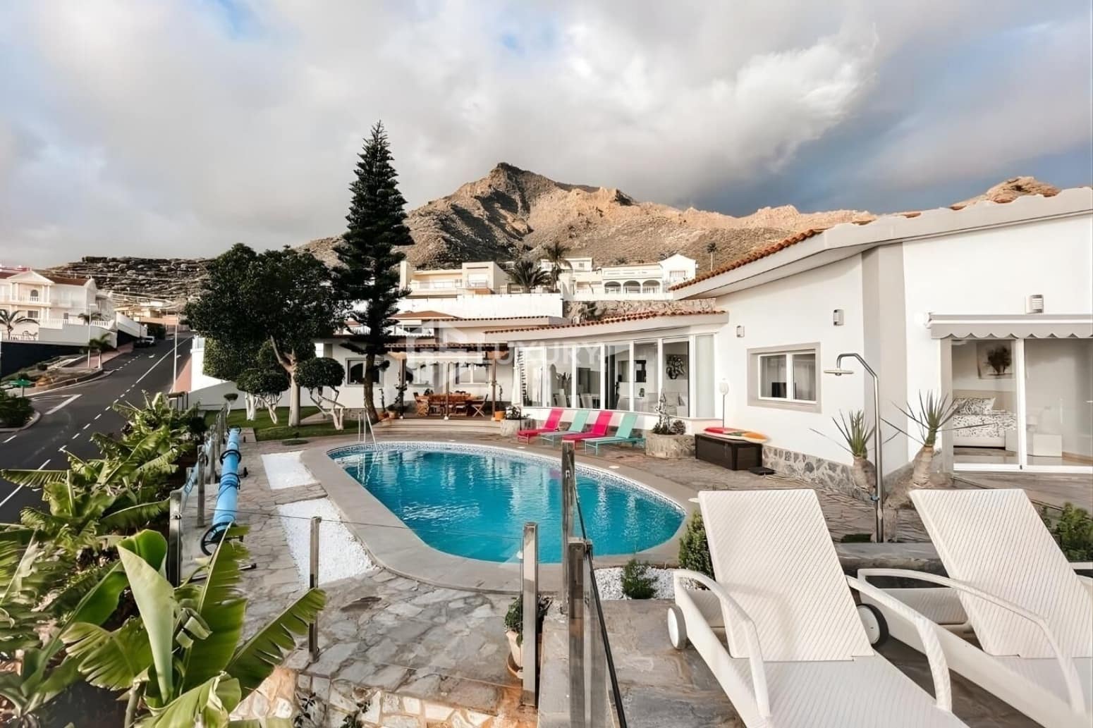 4 bedroom Villa for sale in Adeje with garage - € 1,350,000 (Ref: 9676163)