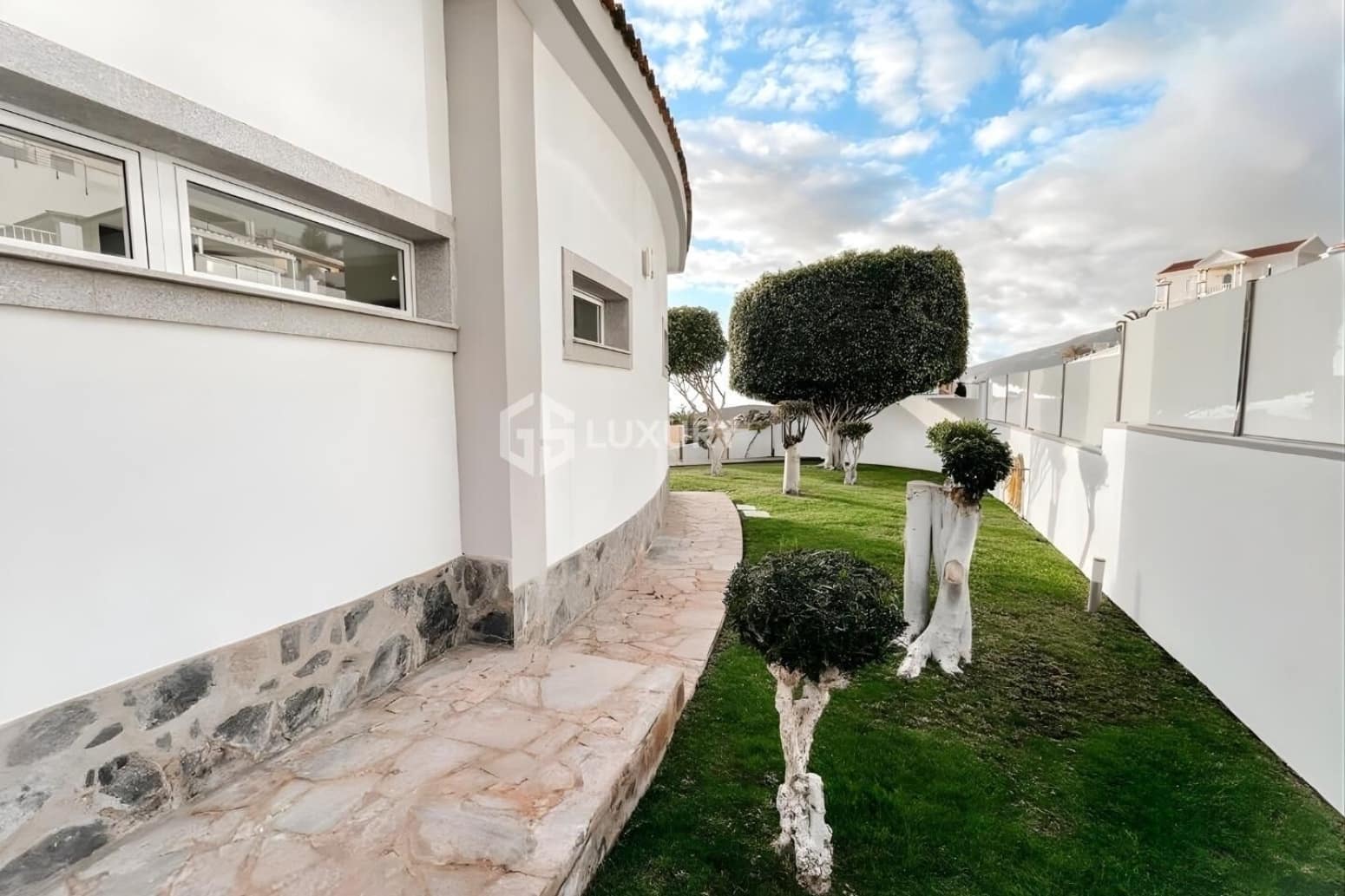 4 bedroom Villa for sale in Adeje with garage - € 1,350,000 (Ref: 9676163)