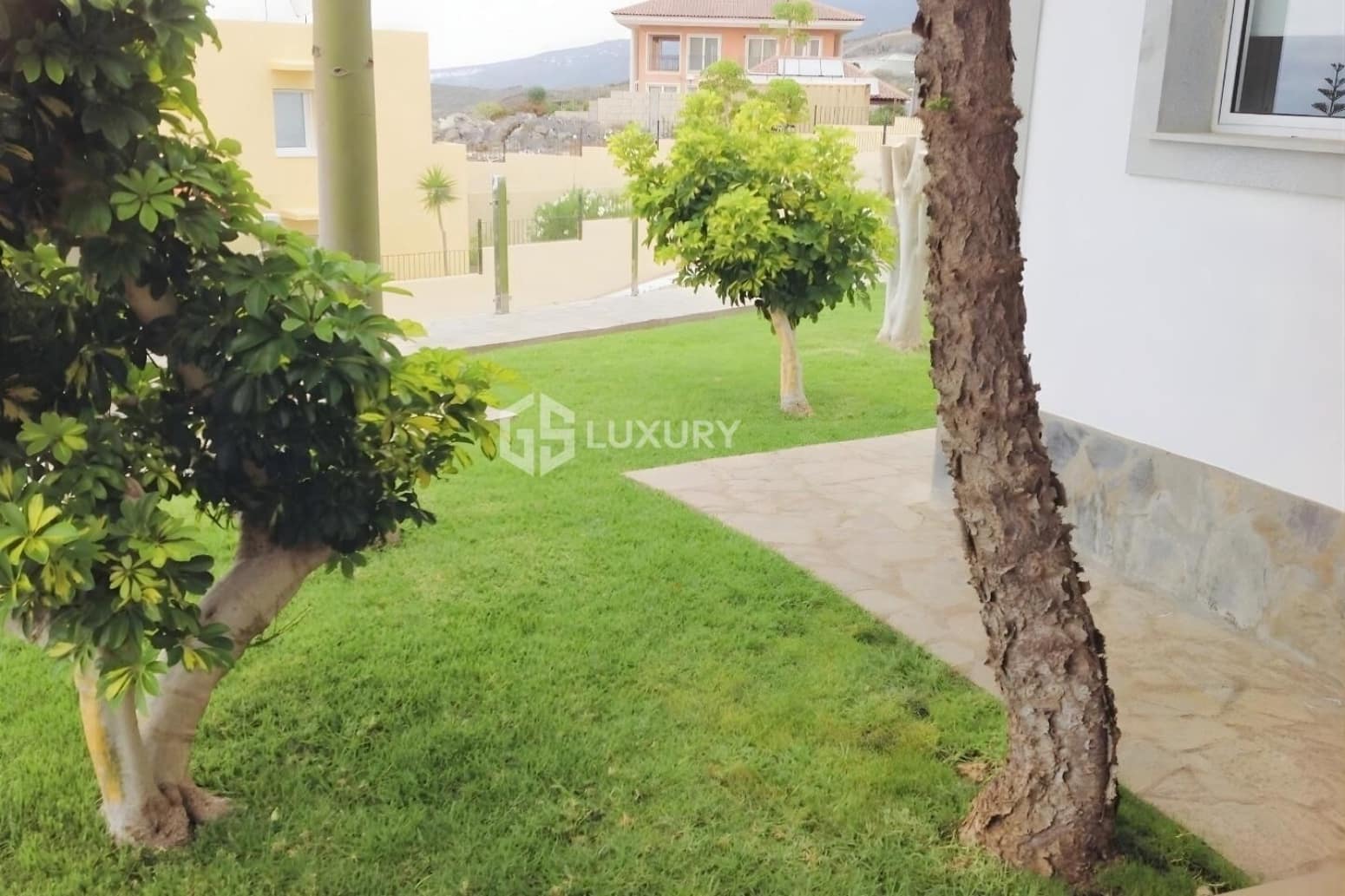 4 bedroom Villa for sale in Adeje with garage - € 1,350,000 (Ref: 9676163)