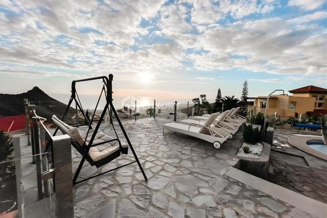 4 makuuhuone Huvila myytävänä paikassa Torviscas Centro y Alto, Adeje mukana 
autotalli - 1 350 000 € (Ref: 9676163)